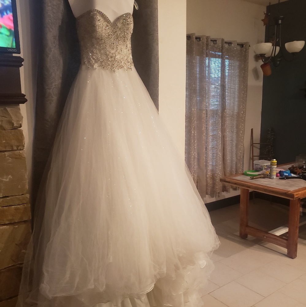 Wedding dress by Morilee Madeline Gardner - Picture 3 of 7